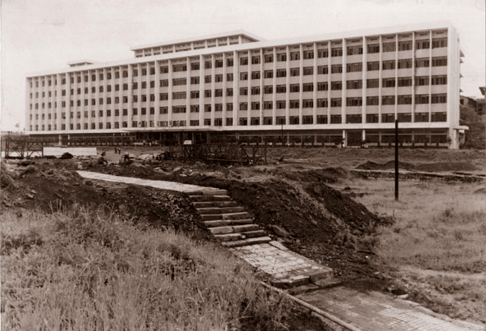 上世纪80年代我校师生自己修建的教学楼