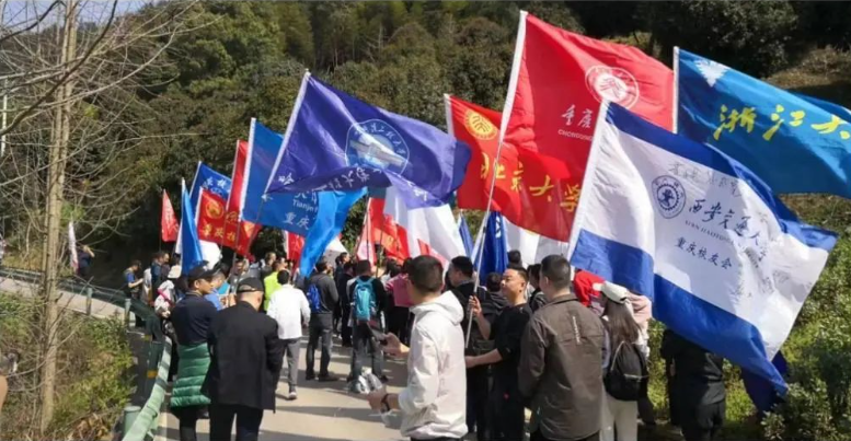 学校重庆校友会参加大学客联盟缙云山植树活动